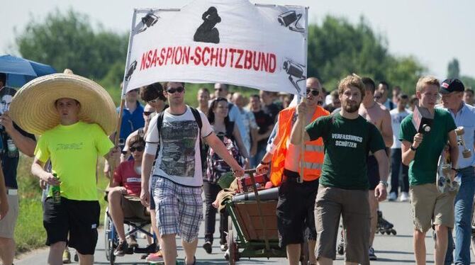 Demonstration gegen NSA-Horchposten bei Darmstadt: Wie eng arbeiten die deutschen Geheimdienste mit dem US-Geheimdienst NSA z