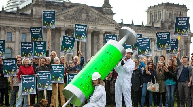 Das Kampagnennetzwerk Campact demonstrierte mit einer riesigen »Giftspritze« vor dem Reichstagsgebäude in Berlin gegen das Frack