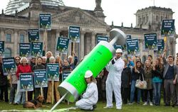 Das Kampagnennetzwerk Campact demonstrierte mit einer riesigen "Giftspritze" vor dem Reichstagsgebäude in Berlin gegen das Frack