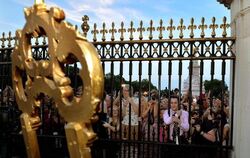 Unzählige Menschen haben sich vor dem Buckingham Palast in London versammelt. Foto: John Stillwell