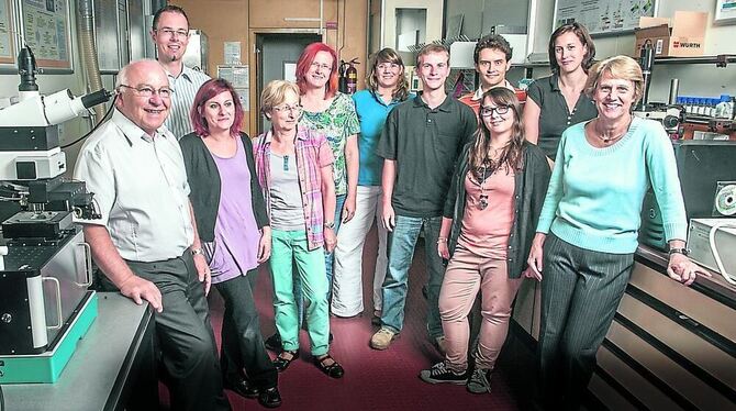 Hier stimmt die Chemie: Prof. Rudolf Kessler und sein Mitarbeiter-Team. FOTO: HOCHSCHULE/KARL SCHEURING Hier stimmt die Chemie: Prof. Rudolf Kessler und sein Mitarbeiter-Team. FOTO: HOCHSCHULE/KARL SCHEURING