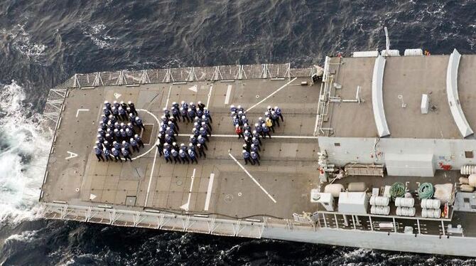 Oh Boy: Crewmitglieder einer britischen Fregatte freuen sich über den männlichen Thronfolger. Foto: epa