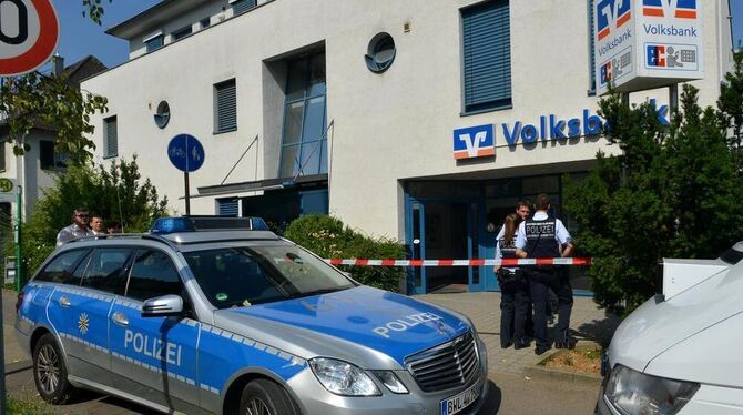 Polizeibeamte sperren den Tatort an der Ringelbachstraße ab. Polizeibeamte sperren den Tatort an der Ringelbachstraße ab.