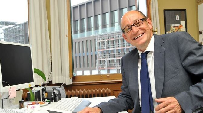 Klaus Kessler an seinem bisherigen Schreibtisch im Krankenhäusle.