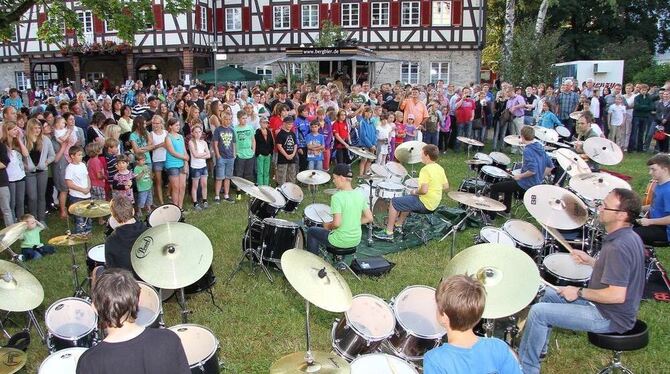 Nach der Dusche heiße Rhythmen von den Percussionisten der Musikschule Leichtle vor dem Münsinger Rathaus.  FOTO: KOZJEK