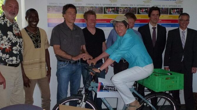 Difäm-Direktorin Gisela Schneider im Kreis von Organisatoren und Sponsoren des Tübinger Stadtlaufs auf dem E-Bike, das es bei de