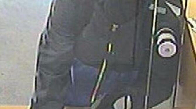 Bilder der Überwachungskamera zeigen den Täter in der Bank.