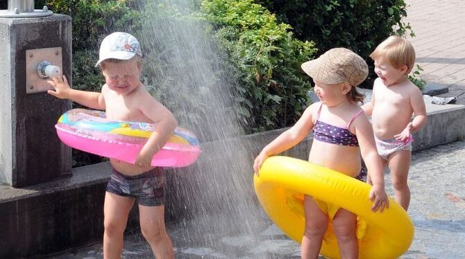 Das tut gut: Kinder nehmen im Reutlinger Freibad eine Dusche. GEA-FOTO: MEYER