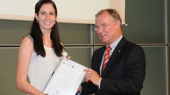 Lions Präsident Reinhard Detzel vergab das Go-out-Stipendium an Franziska Herrmann. GEA-FOTO: MEYER