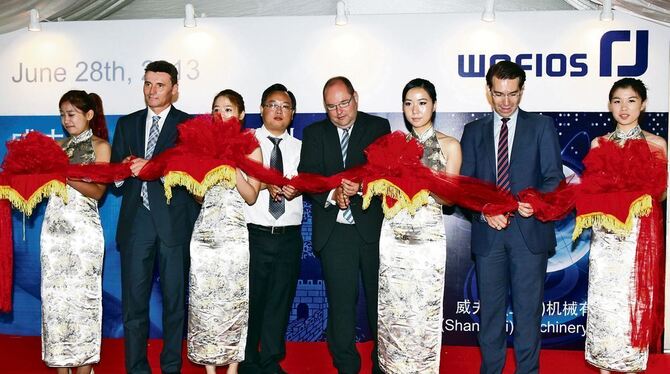Der Wafios-Vorstand in dunklen Anzügen bei der Eröffnung der Wafios Shanghai Machinery im Juni (von rechts): Christoph Müller-Mederer, Uwe-Peter Weigmann und Martin Holder.  FOTO: AG