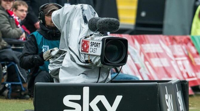 Sky-Kameramann im Stadion: Der Bezahlsender hat mit einem neuen Preismodell zahlreiche Gastwirte verärgert. Foto: Armin Weige