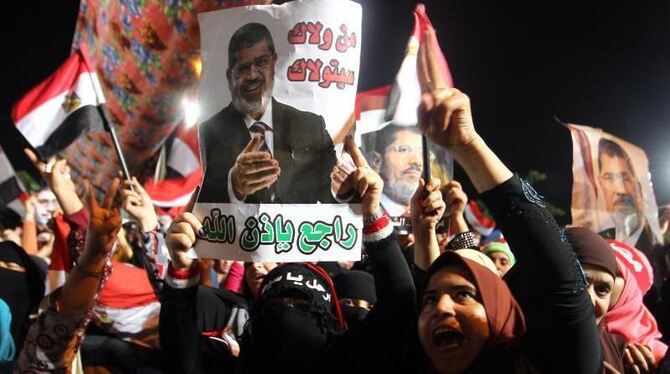 Nach dem Sturz des Islamisten Mursi demonstrieren Anhänger und Gegner des Ex-Präsidenten weiter. Foto: Khaled Elfiqi