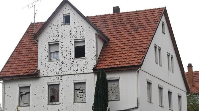 Wie angeschossen: Haus in Gomaringen mit Hagelschäden.   FOTO: HAMMER