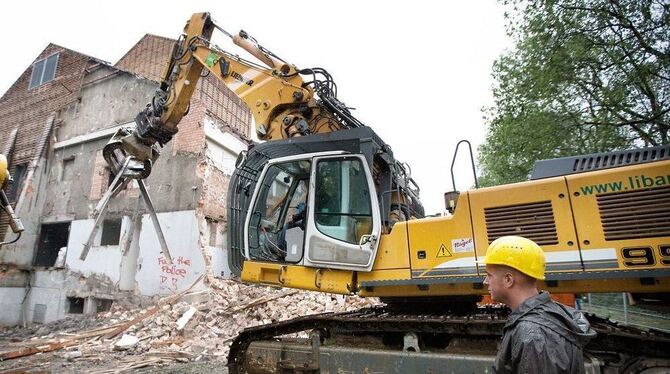 Mit voller Wucht beißt der Bagger zu – bis Ende der Sommerferien soll die Listhalle dem Erdboden gleichgemacht sein. FOTOS: ZAWA