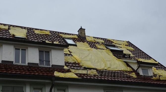 Flickenteppich auf den Dächern, anderswo kam die Dachbedeckung gleich ganz herunter. GEA-FOTOS: US