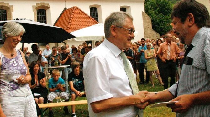 Pfarrer Thomas Henning (rechts) dankte im Namen der Pfarrgemeinde und der Kirchenmänner rund um Honau Pfarrer Michael Keller. FO