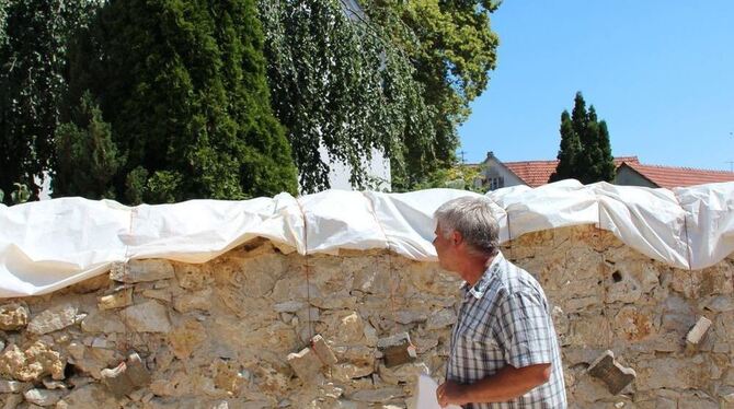 Wo vor drei Jahren der sogenannte Schuster-Schuppen abgerissen wurde, ist Kohlstettens Friedhofsmauer unverputzt und nur proviso