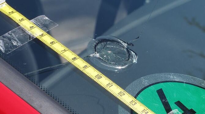 Zerschossene Scheiben, verbeultes Blech: Viele Autos haben schwer unter dem Hagelsturm gelitten.