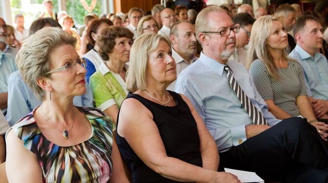 Ungewohntes Bild zum guten Schluss: Carola Rieger (Zweite von links) wirkt und wirbelt ausnahmsweise einmal nicht, sondern lausc Ungewohntes Bild zum guten Schluss: Carola Rieger (Zweite von links) wirkt und wirbelt ausnahmsweise einmal nicht, sondern lausc