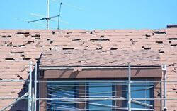 Hagelschaden: Ein Dach wie ein Sieb.