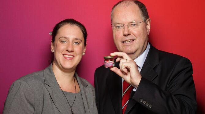 Macht sich stark für den Mindestlohn: SPD-Kandidatin Rebecca Hummel, im Bild mit SPD-Kanzlerkandidat Peer Steinbrück. FOTO: PR