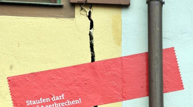 Wie ein Heftpflaster klebt ein rotes Band mit der Aufschrift »Staufen darf nicht sterben« über einem der zahlreichen Risse, die