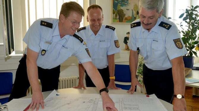 Das Konzept steht: Kriminaloberrat Heiko Kächele (von links), seit eineinhalb Jahren Projektbüroleiter der Polizeireform, Kriminaldirektor Ralf Keppler, der die Polizeidirektion bis zum Jahresende leiten wird, und Polizeidirektor Franz Lutz, der zum 15. August Reutlingen verlässt und verantwortlich war für das Reformprojekt. FOTO: NIETHAMMER