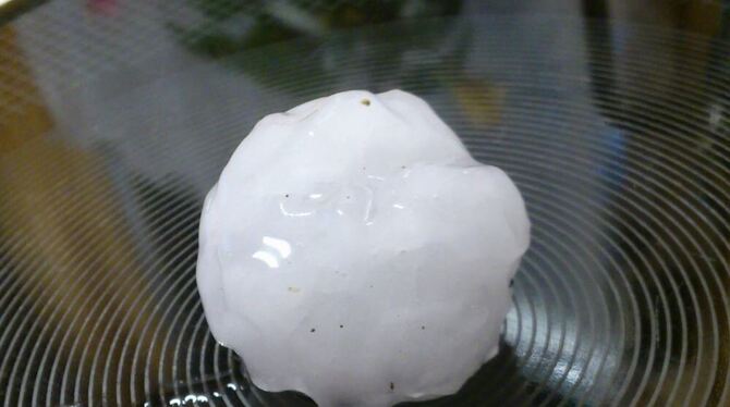 Auf der Herdplatte wird sichtbar, wie groß die Hagelbollen waren, die heute Teile der Alb getroffen haben. Auf der Herdplatte wird sichtbar, wie groß die Hagelbollen waren, die heute Teile der Alb getroffen haben.