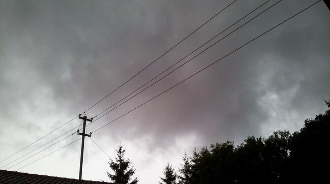 Größenvergleich: Hagel, fast so groß wie ein Tennisball.  FOTO: HASS