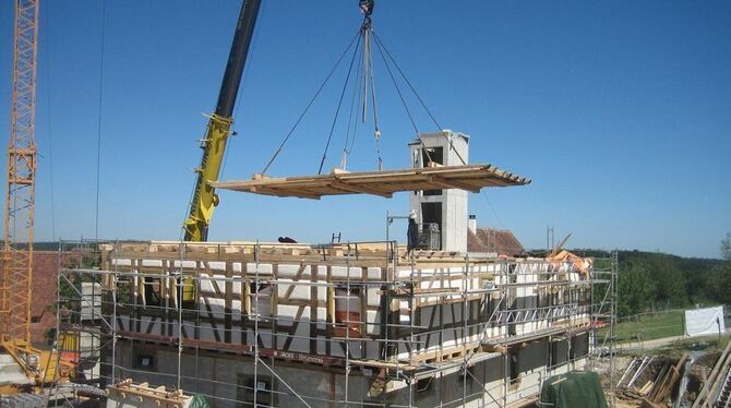 Ein seltenes Schauspiel: Im Freilichtmuseum in Beuren wird derzeit ein 200 Jahre altes Haus aus Öschelbronn wieder aufgebaut. FOTO: PR