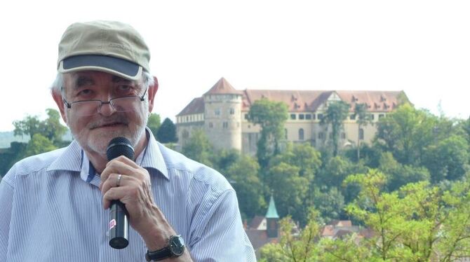 Wolfgang Rug erinnerte mit Blick auf das Tübinger Schloss daran, dass die erste urkundliche Erwähnung des Ortes einem kriegerischen Akt zu verdanken war. Der Bischof von Trier hatte 1078 bei der Erstürmung des Burgbergs sein Leben verloren.  GEA-FOTOS: LENSCHOW