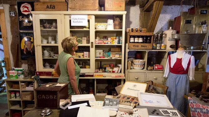 Eine Frau steht im Heimatmuseum in Dettingen an der Erms in einem Tante Emma-Kaufladen. FOTO: DPA