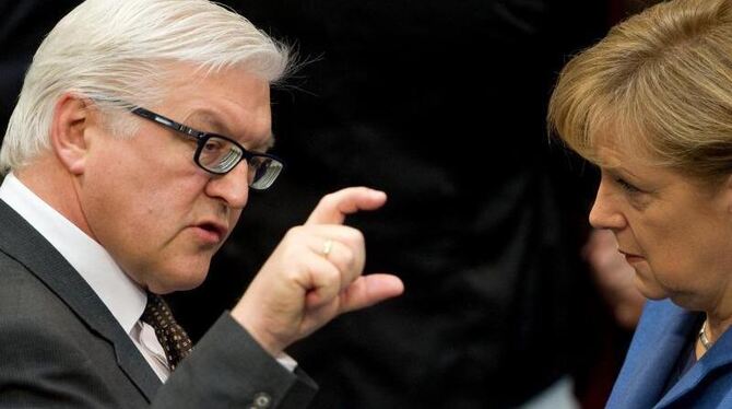 Frank-Walter Steinmeier im Gespräch mit Bundeskanzlerin Merkel. Foto: Arno Burgi/Archiv