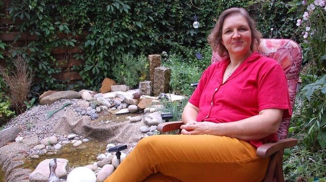 Karen Seekamp-Schnieder findet auf ihrer Terrasse am Gartenteich abends Entspannung nach einem stressigen Tag. GEA-FOTO: IST