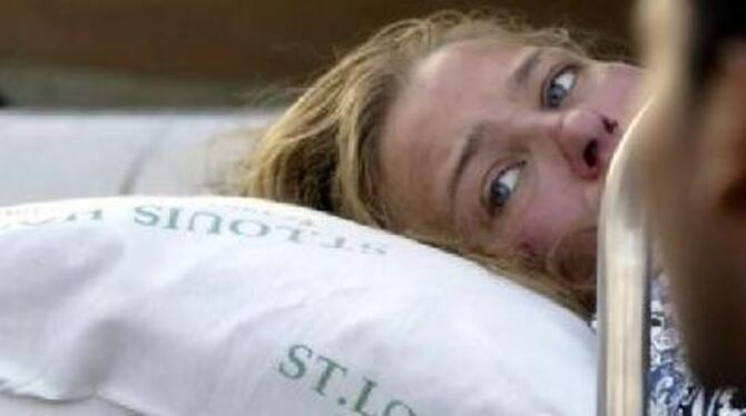 Diese Frau ist nach der Flutwelle mit dem Leben davon gekommen - Hermann M. sucht seine vermisste Frau.
FOTO: DPA Diese Frau ist nach der Flutwelle mit dem Leben davon gekommen - Hermann M. sucht seine vermisste Frau.
FOTO: DPA