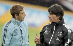 Bundestrainer Joachim Löw (r) unterhält sich mit DFB-Kapitän Philipp Lahm. Foto: Fredrik von Erichsen