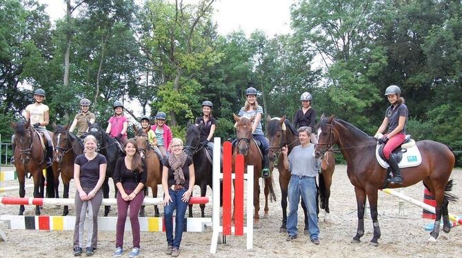 Neun Mädels sind begeistert von ihren Reiterferien beim Reit- und Fahrverein Trochtelfingen. FOTO: HÄUSSLER Neun Mädels sind begeistert von ihren Reiterferien beim Reit- und Fahrverein Trochtelfingen. FOTO: HÄUSSLER