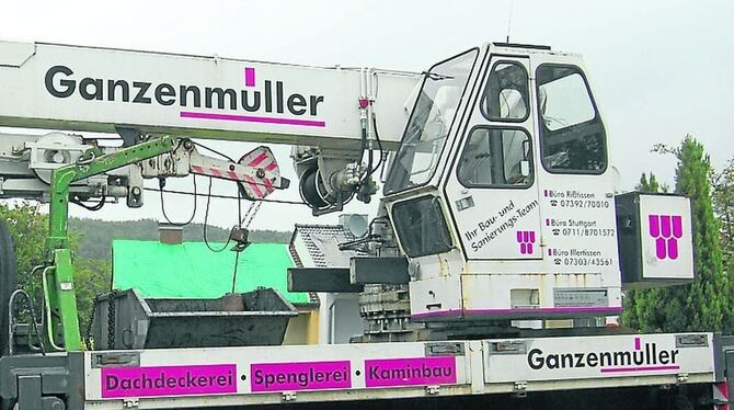 Ein Spezialfahrzeug aus Stuttgart hilft im Neugreuth. FOTO: PFISTERER