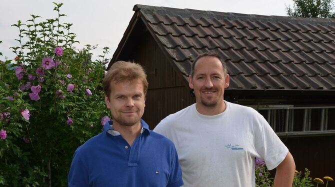 Ralf Boley und Christoph Stöldt (von links) wollen ihre Gartenidylle auf keinen Fall missen.  FOTO: HOMOLKA