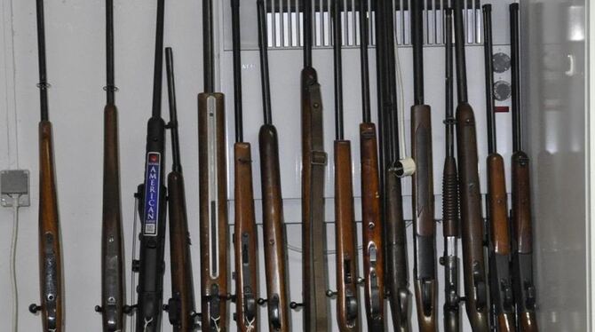 Die Waffen wurden bei Ermittlungen gefunden, bei denen der Polizei mehrere illegale Waffenhändler ins Netz gegangen sind.