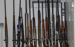 Die Waffen wurden bei Ermittlungen gefunden, bei denen der Polizei mehrere illegale Waffenhändler ins Netz gegangen sind.