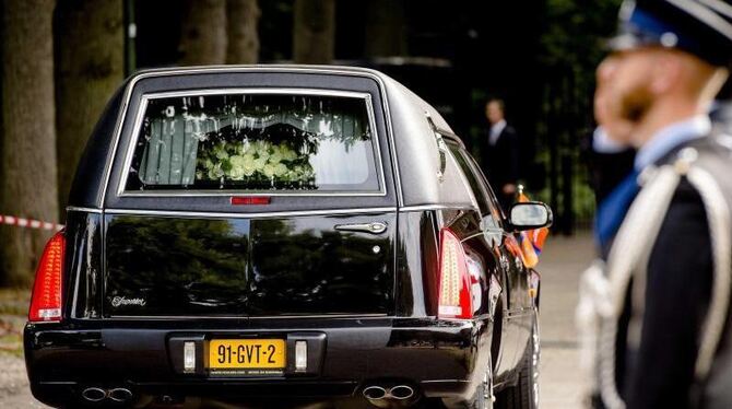 Der Sarg des niederländischen Prinzen Friso wird zum Friedhof in Lage Vuursche (Gemeinde Baarn) gefahren. Foto: Robin van Lon