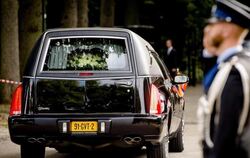 Der Sarg des niederländischen Prinzen Friso wird zum Friedhof in Lage Vuursche (Gemeinde Baarn) gefahren. Foto: Robin van Lon