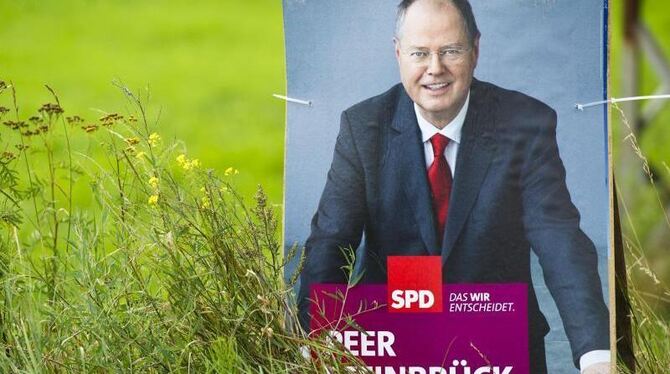 Ein Wahlplakat der SPD mit SPD-Bundeskanzlerkandidat Peer Steinbrück. Foto: Ole Spata/Archiv