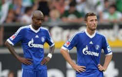 Die Schalker Felipe Santana (l) und Marco Höger stehen nach der Pleite in Wolfsburg deprimiert auf dem Rasen. Foto: Peter Ste