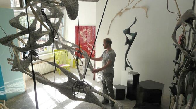 Wolfgang Flad in seinem Atelier in Berlin mit einer Skulptur aus Holzlatten und Pappmaschee. FOTO: SYLVIA VAN DER WOUDE Wolfgang Flad in seinem Atelier in Berlin mit einer Skulptur aus Holzlatten und Pappmaschee. FOTO: SYLVIA VAN DER WOUDE