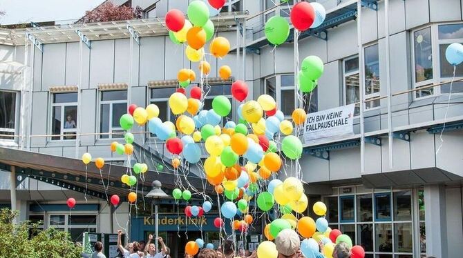 Beim Auftakt der Initiative »Ich bin keine Fallpauschale« wurden vor der Uni-Kinderklinik Luftballons in den Himmel geschickt. F