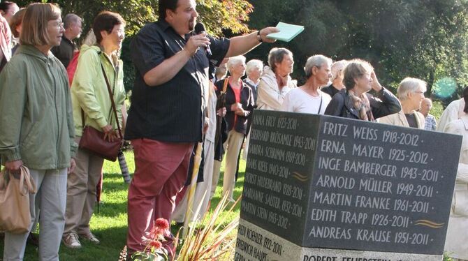 Der Tübinger Friedhofsleiter Bernd Walter zeigt Besuchern einer Führung die Besonderheiten des Bergfriedhofs. Dazu gehören die G Der Tübinger Friedhofsleiter Bernd Walter zeigt Besuchern einer Führung die Besonderheiten des Bergfriedhofs. Dazu gehören die G