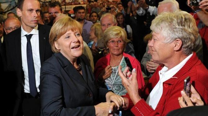 Angela Merkel wird beim Dachauer Volksfest von den Gästen begrüßt. Foto: Tobias Hase