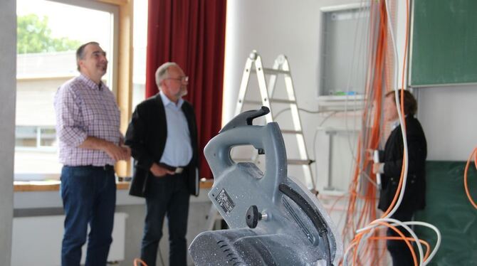 Auf der Klassenzimmerbaustelle (von links) Stadtbaumeister Alfred Schnürch, Albrecht Kuhn und Mike Münzing. 	GEA-FOTO: GEIGER